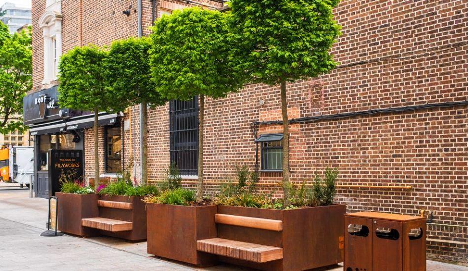 Il corten in città è molto apprezzato per le sue grandi doti di resistenza agli agenti atmosferici, agli atti vandalici e alla corrosione